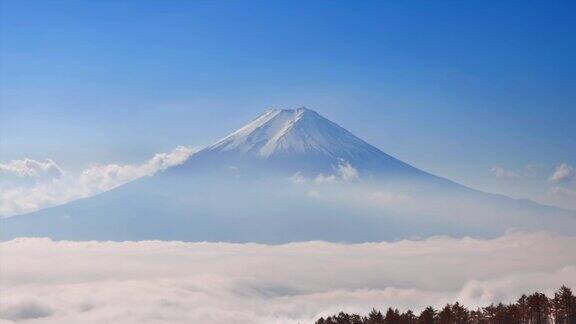 富士山覆盖着一层新雪