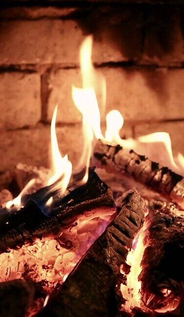 在壁炉里燃烧着火焰缓慢的运动