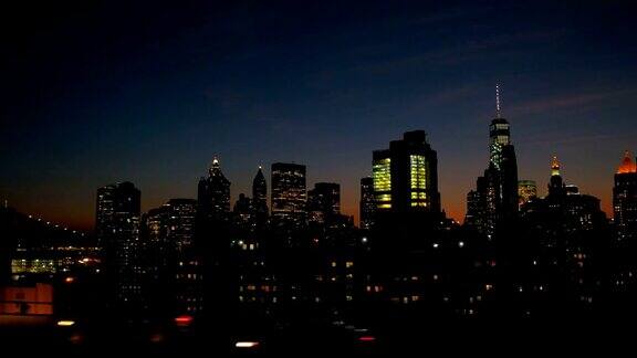 夜间穿过标志性的曼哈顿大桥前往市中心
