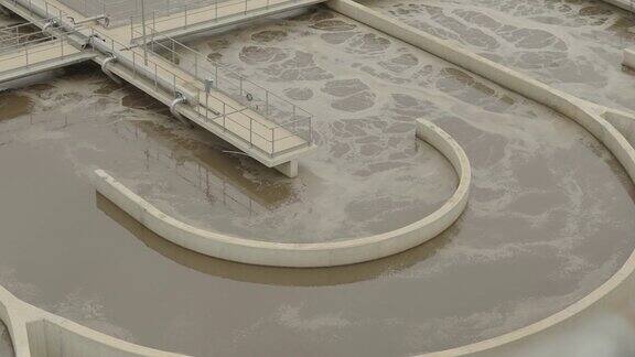 污水处理厂水在大型污水池中流动