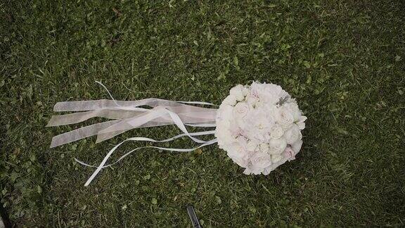 一束新鲜的玫瑰节日的鲜花束婚礼上新娘花束婚礼鲜花