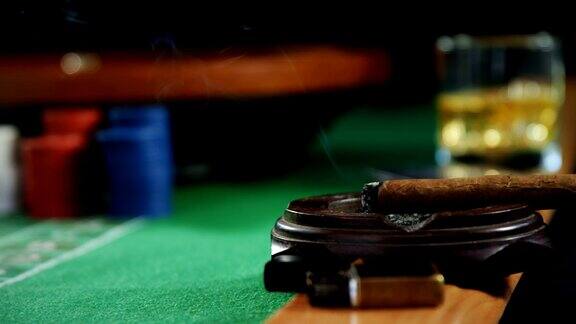 赌场筹码雪茄和啤酒放在4k的牌桌上