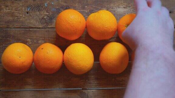 木桌上放着成熟多汁的黄色橙子