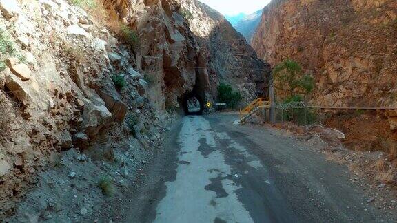 岩石雕刻的山路穿过南美洲的安第斯山脉