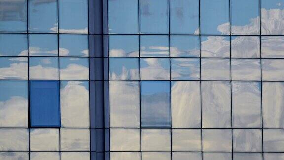 TIMELAPSE:玻璃幕墙上的云朵倒影