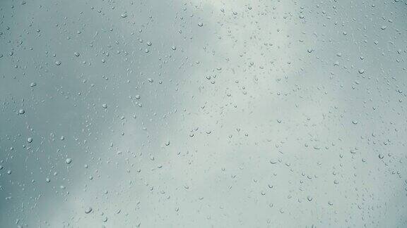 雨点落在窗户上乌云密布的天空