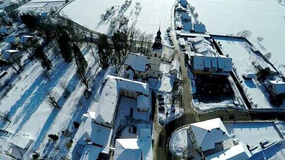 雪覆盖了村庄