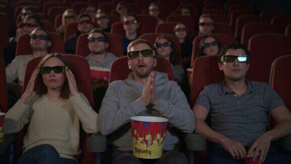 人们在电影院戴着3d电影眼镜电影娱乐