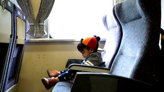 可爱的男孩坐火车穿越城市