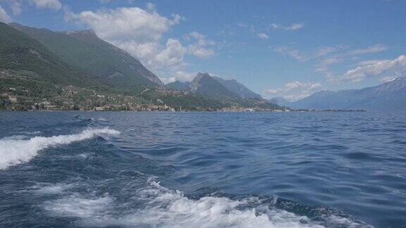 意大利北部加尔达湖的游船之旅水清澈见底四面环山
