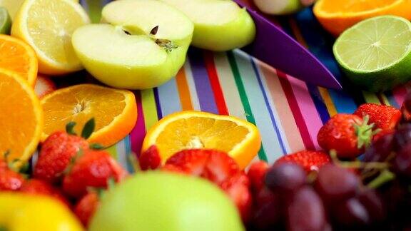 近距离切水果在充满活力的色彩场景