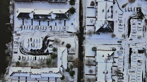 鸟瞰住宅楼小区小区屋顶上盖满了雪