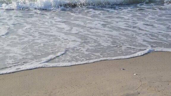 海浪拍打着海岸拍打着沙滩