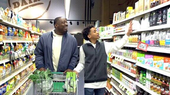 少年和父亲在超市购物