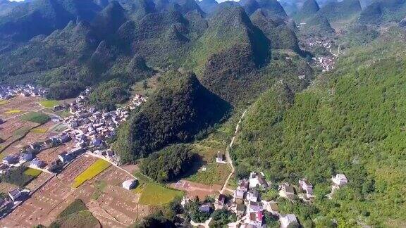 鸟瞰图水稻和中国传统绿色村庄山谷云南省中国