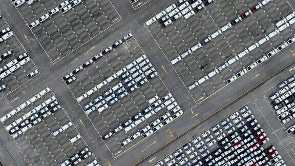 工厂停车场的新车库存鸟瞰图上图显示许多汽车排成一排汽车行业物流及供应链业务在港口附近的仓库进口或出口新车