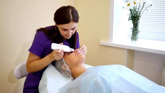 面部皮肤护理女人在做面部超声波清洁