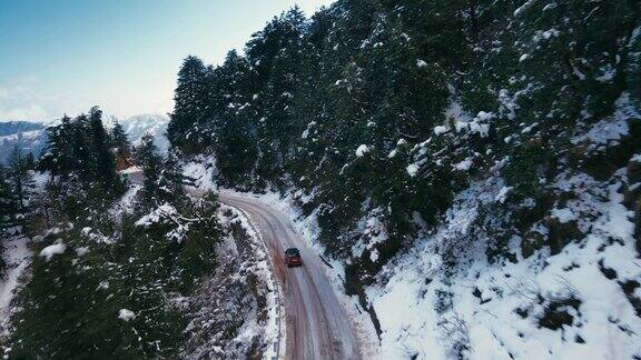 鸟瞰图冬天喜马拉雅山地区北阿坎德邦美丽的山路被雪覆盖