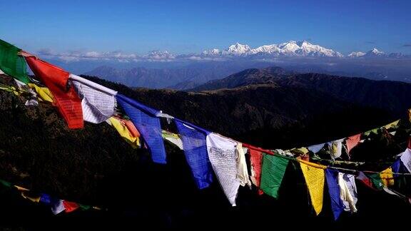 LD:西藏经幡旗或龙塔和康城章嘉山高观