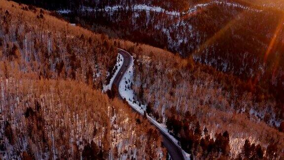 日落时分白雪覆盖的山路:新墨西哥州圣达菲