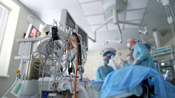 手术室的现代医疗系统医院手术室的监视器和呼吸机显示医院里病人生命体征的现代化设备