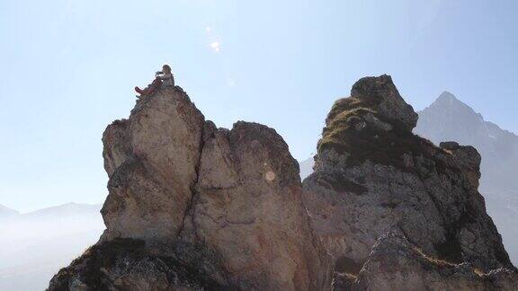 女登山运动员在峰顶或岩石顶峰自拍
