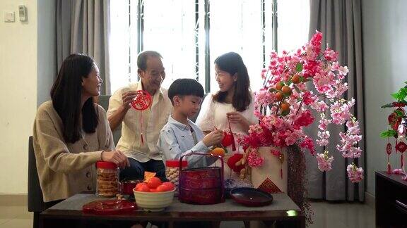 多代亚洲华人家庭装饰客厅为中国新年家庭团聚