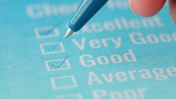 客户检查表调查优秀的反馈表格满意度标记在应用蓝色表格和黑色铅笔文件意见问题按钮用于填写业务检查标记