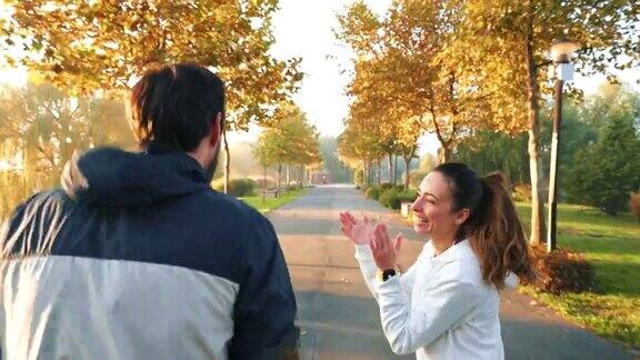 一对快乐的夫妇在公园里享受他们的跑步课