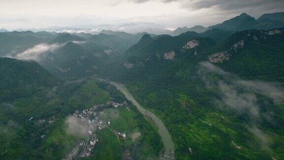 中国贵州安顺清晨山河鸟瞰图