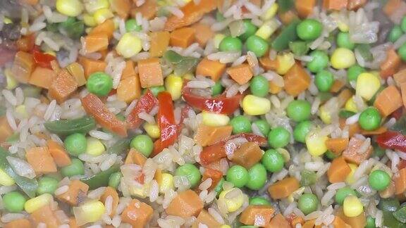 蔬菜混合大米、青豆、玉米、辣椒、青豆和胡萝卜准备好了蒸汽就来了
