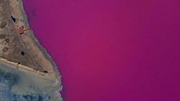 粉红色盐湖的无人机在日落