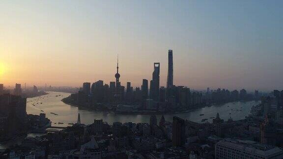 无人机拍摄:日出时上海的4K鸟瞰图