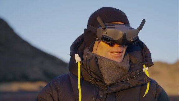 一名男子在冰岛测试他的FPV无人机护目镜