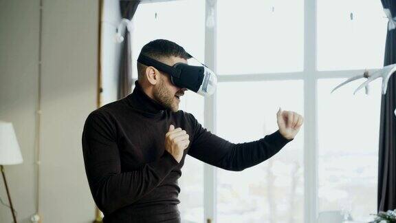 兴奋的年轻人与虚拟现实头盔跳舞和玩360视频游戏在家