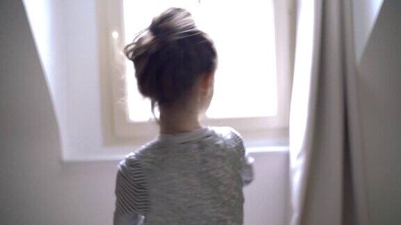 甜美的金发小孩穿着芭蕾舞裙在她的卧室跳舞