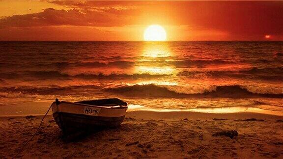 梦幻般的风景视频背景夕阳下浪漫寂寞的小船循环