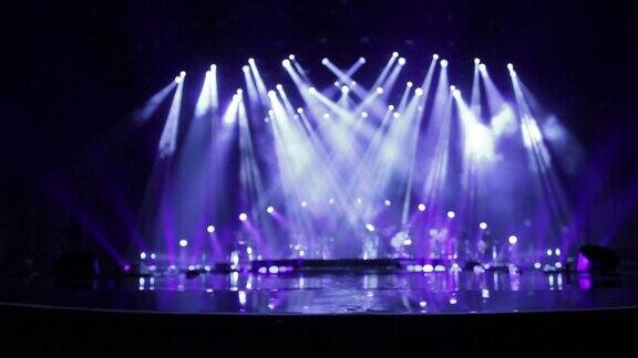 空旷的舞台在音乐会与白色和蓝色的灯光