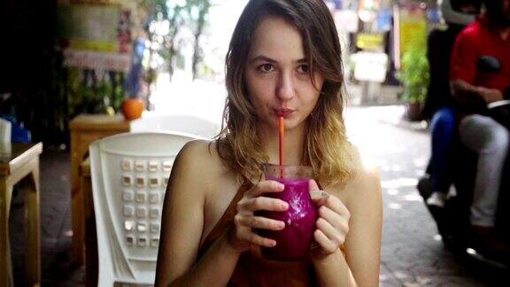 在曼谷咖啡馆喝果汁的女人