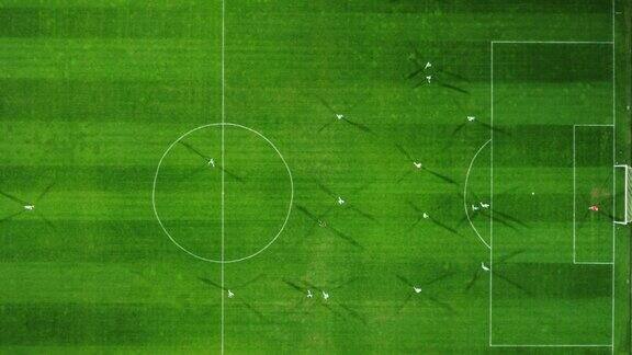 航拍的足球比赛足球无人机拍摄的足球场和足球运动员