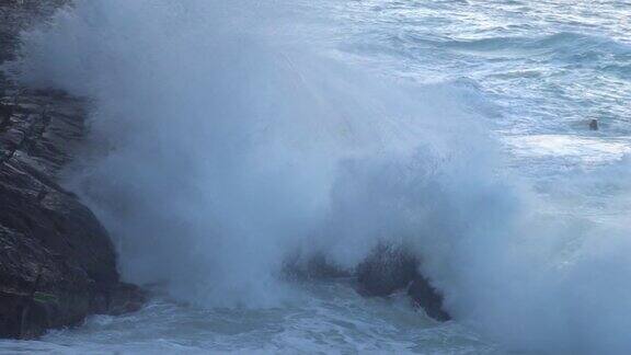 海浪对悬崖或海岸线的冲击