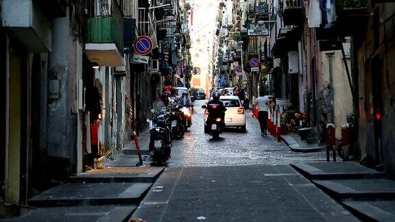 那不勒斯的居民骑着摩托车和摩托车在狭窄的街道上行走