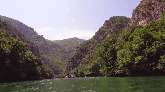 马其顿北部斯科普里附近的马特卡峡谷三艘观光船在特雷斯卡河上航行