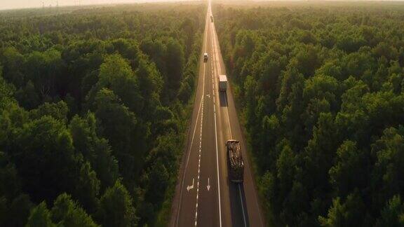 在森林里的公路运输卡车