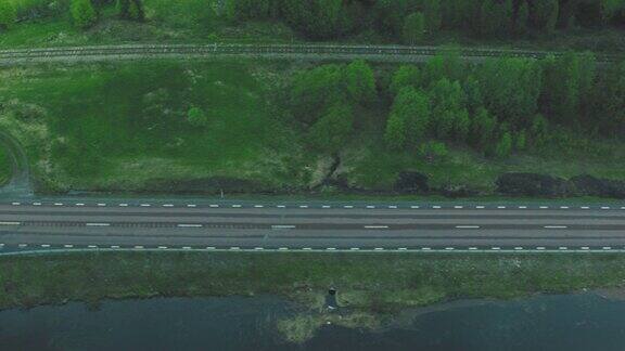 无人机拍摄的一条湖上的道路