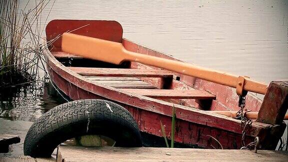湖附近的旧木制渔船
