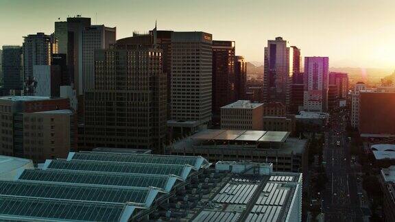 升起的太阳在凤凰城市中心的办公大楼上闪烁-无人机拍摄