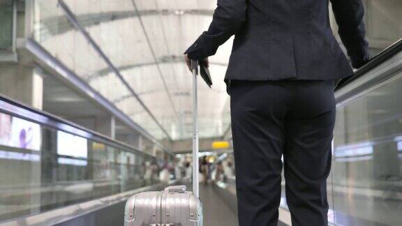 女商人带着行李在机场旅行
