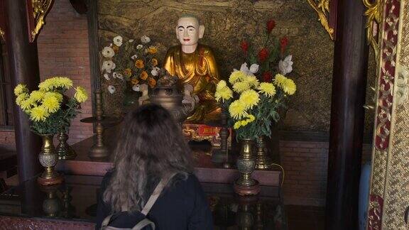 游客参观佛寺