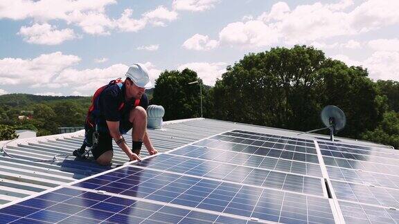 太阳能电池板技师用钻头在屋顶上安装太阳能电池板